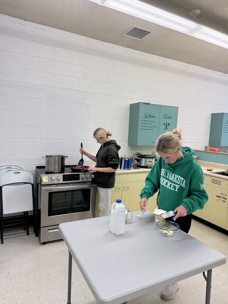 Foods Class preparing Chili for Pink Night Tailgate Supper