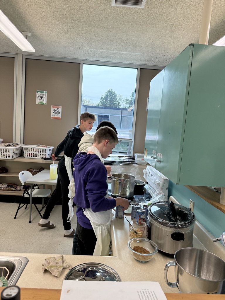 Foods Class preparing Chili for Pink Night Tailgate Supper