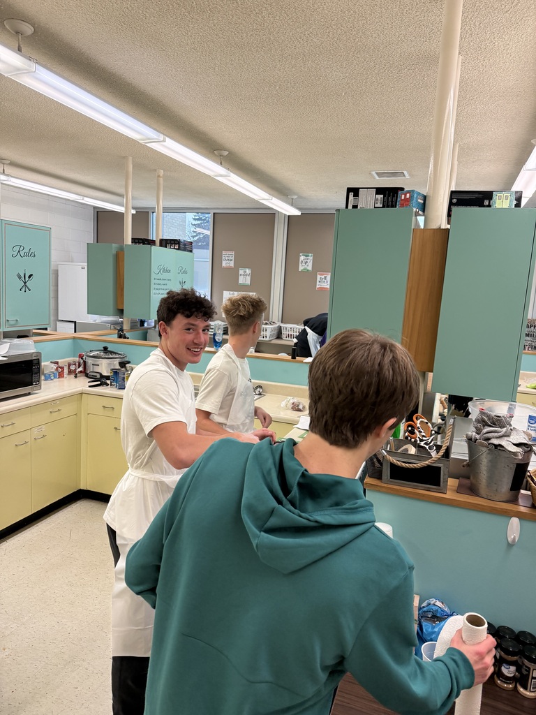 Foods Class preparing Chili for Pink Night Tailgate Supper