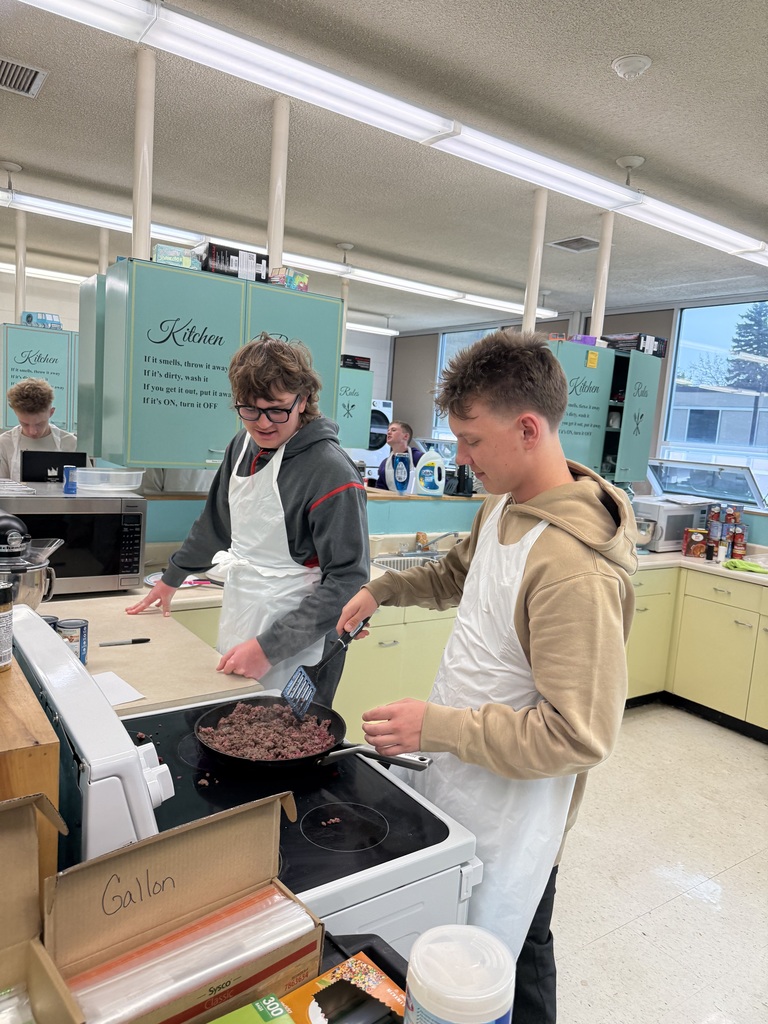 Foods Class preparing Chili for Pink Night Tailgate Supper