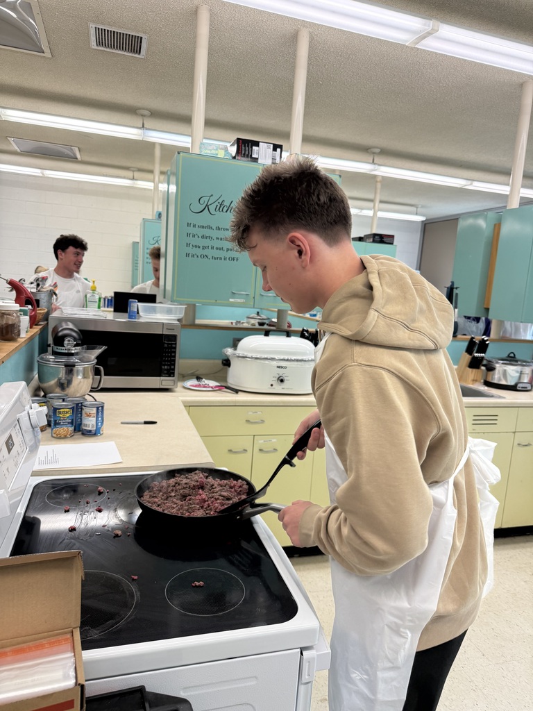 Foods Class preparing Chili for Pink Night Tailgate Supper