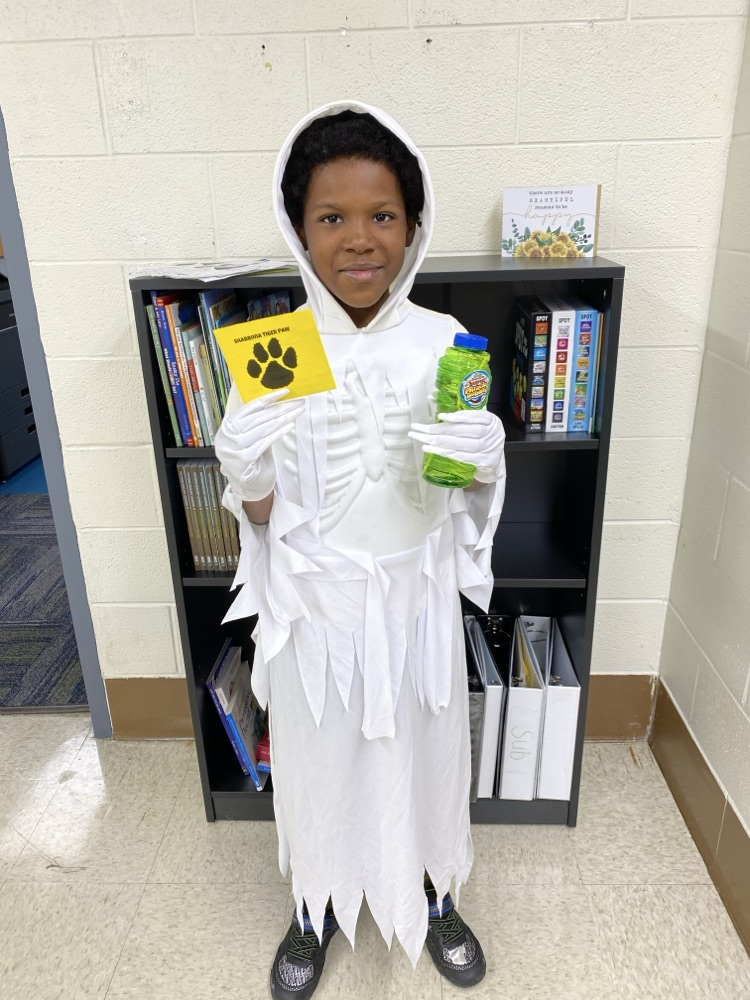 student with golden Tiger paw and prize 