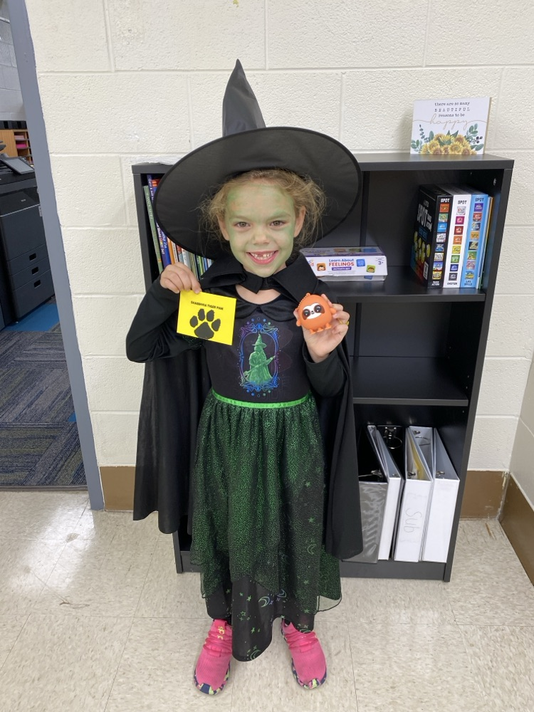 student with golden Tiger paw and prize 