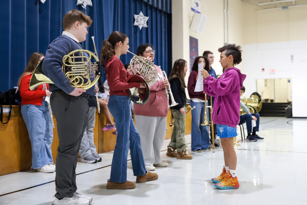 Instrument demonstration with french horn.