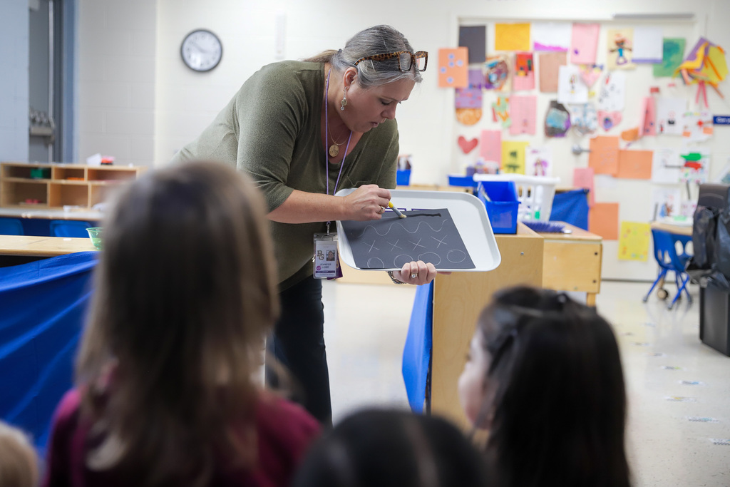 Local artist demonstrates painting with a brush