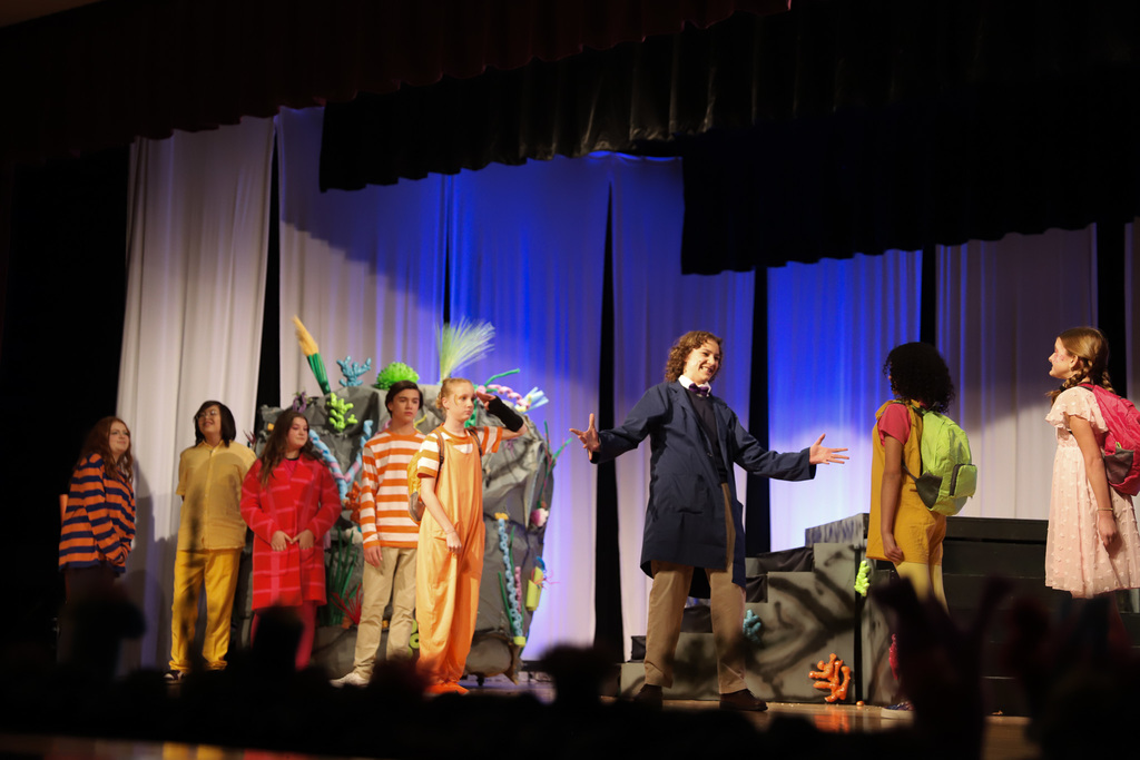 Finding Nemo Jr. going to school