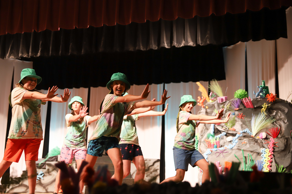 Finding Nemo Jr cast dancing