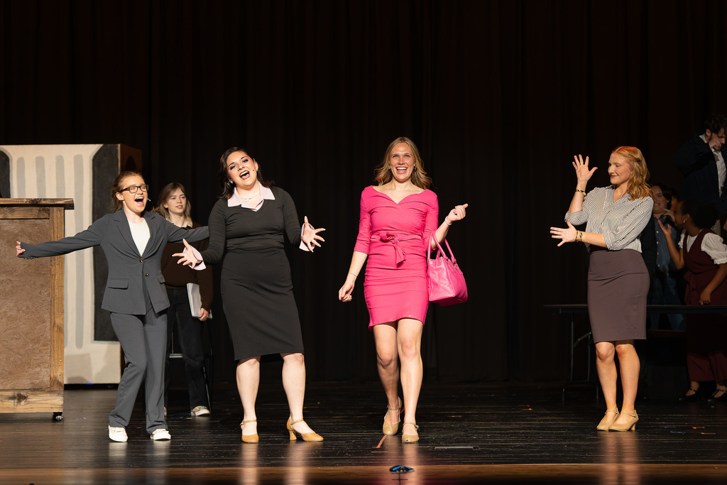 Legally Blonde: Elle walks out in pink