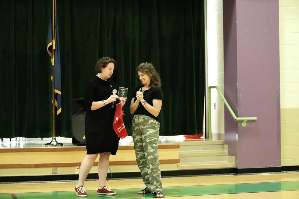 Dr. Corinne Murphy presents Ann Bolin with WKU Distinguished Educator Award