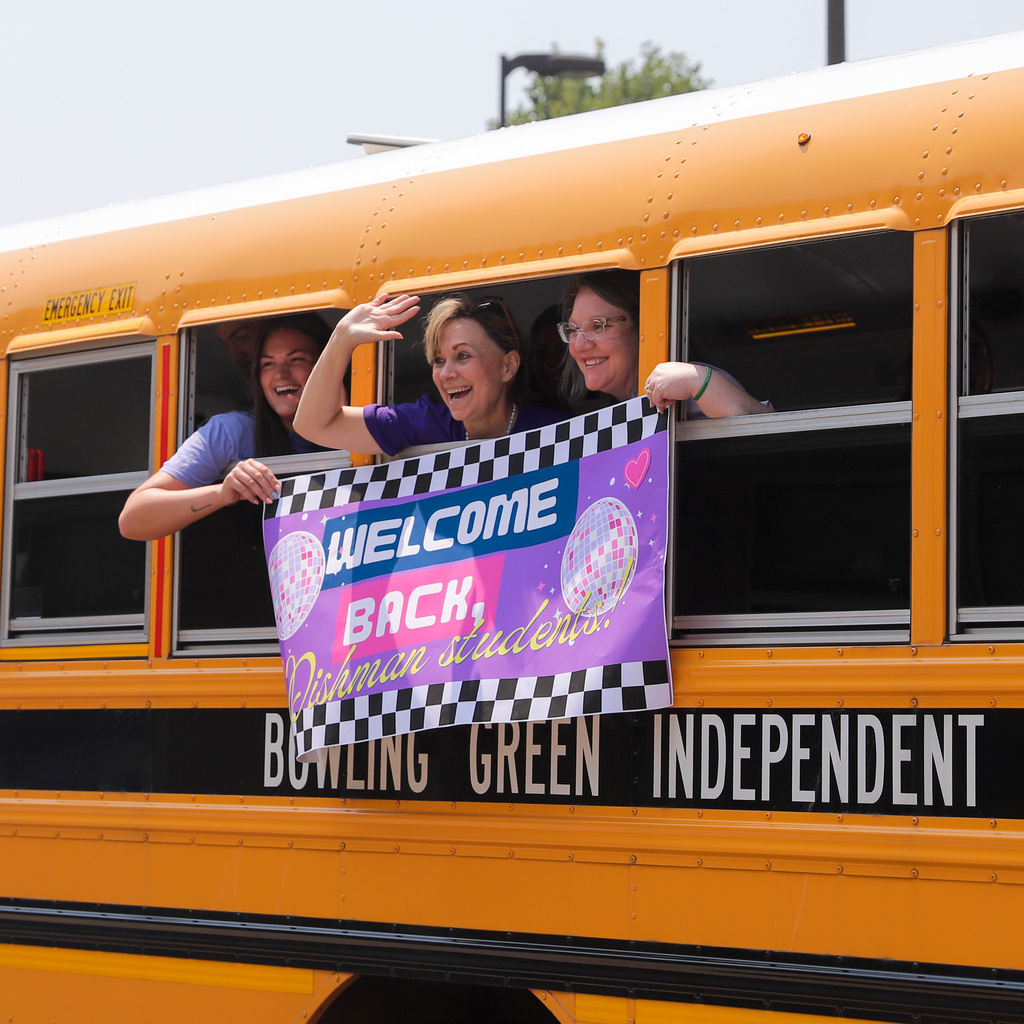 Teachers hold banner that says "Welcome Back Dishman students"