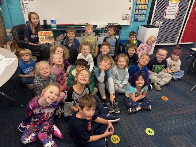 th Grade Student Reads to Kinders