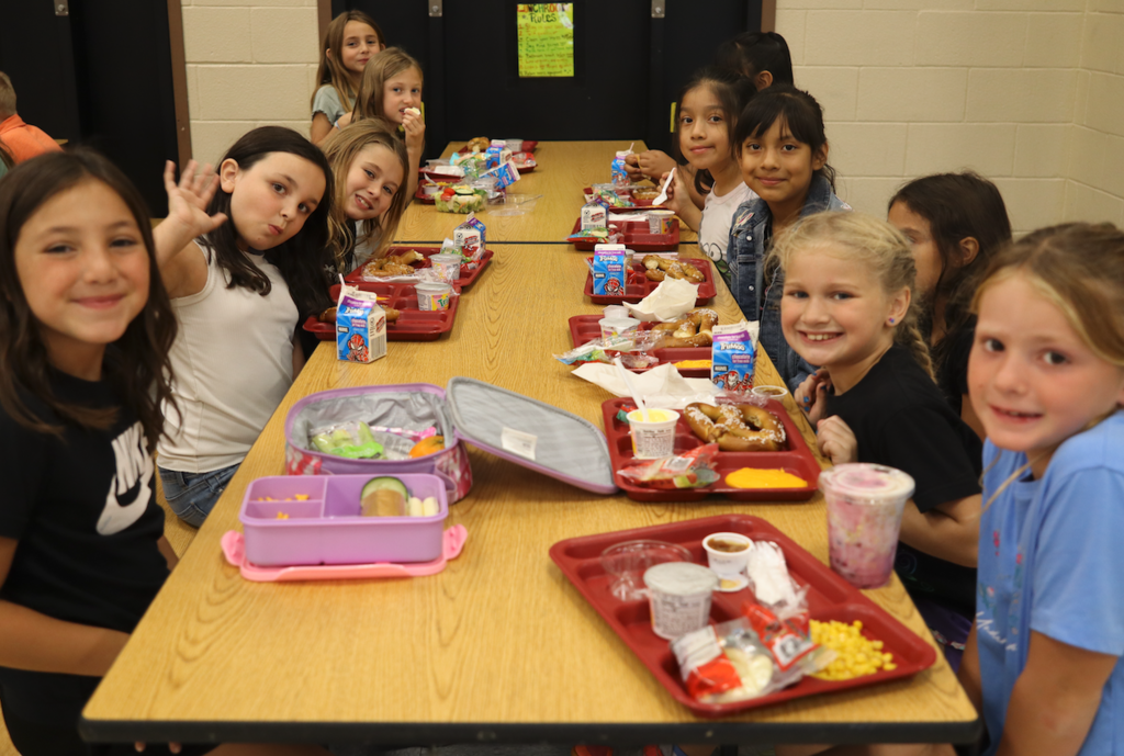 group of kids eating lunch