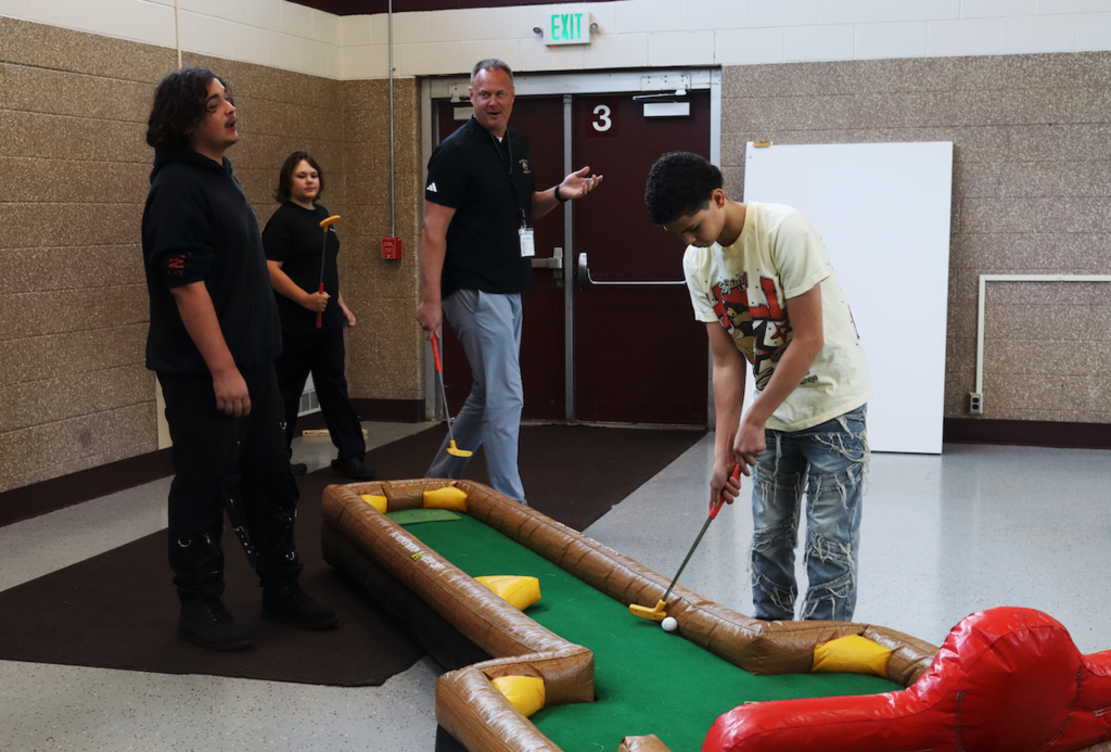 kids playing golf with travis