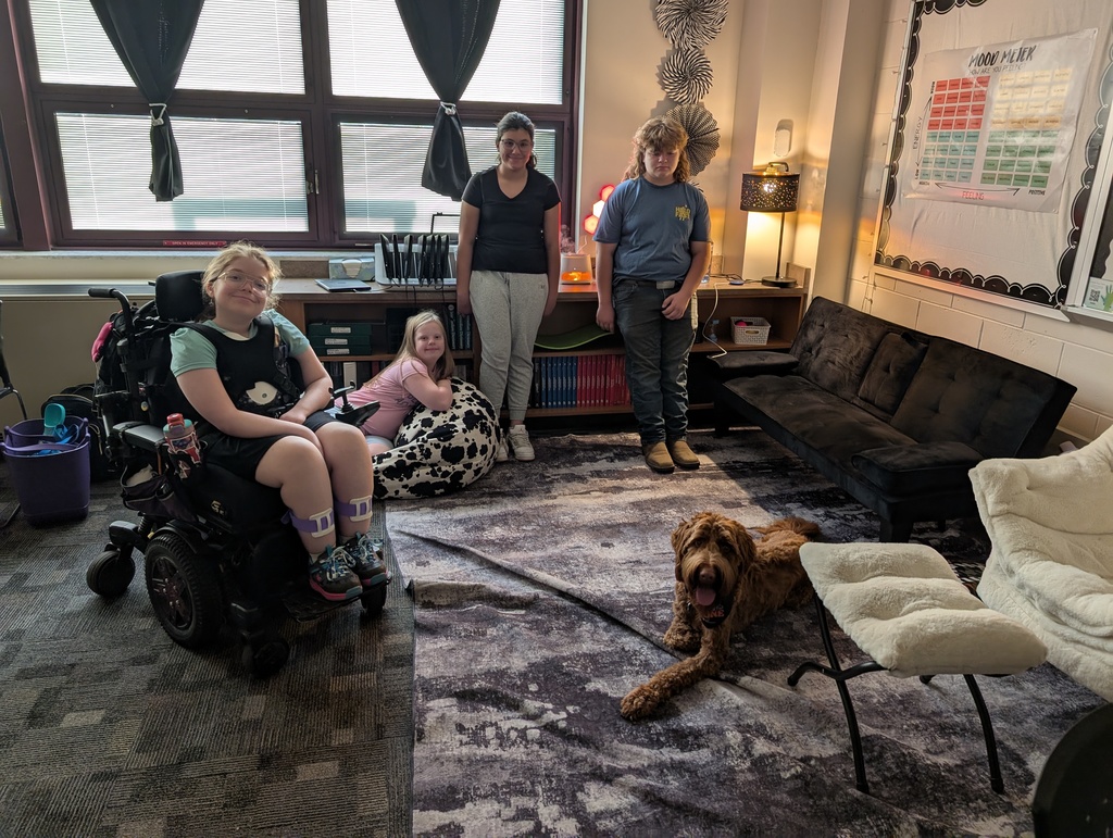 students with therapy dog