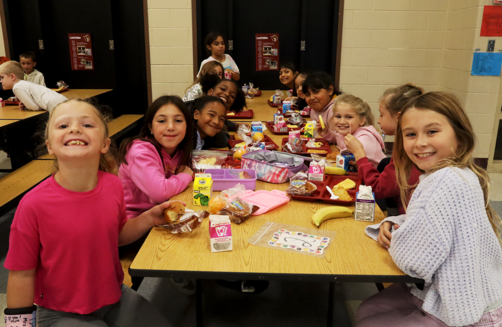 kids eating lunch