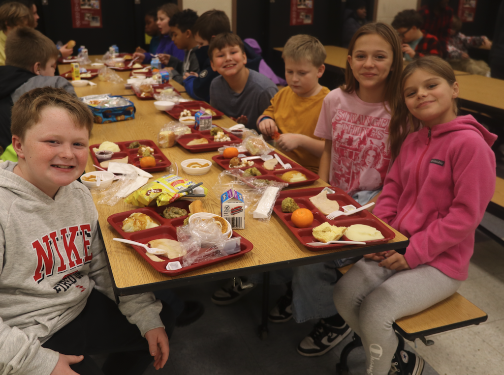 elementary kids at lunch