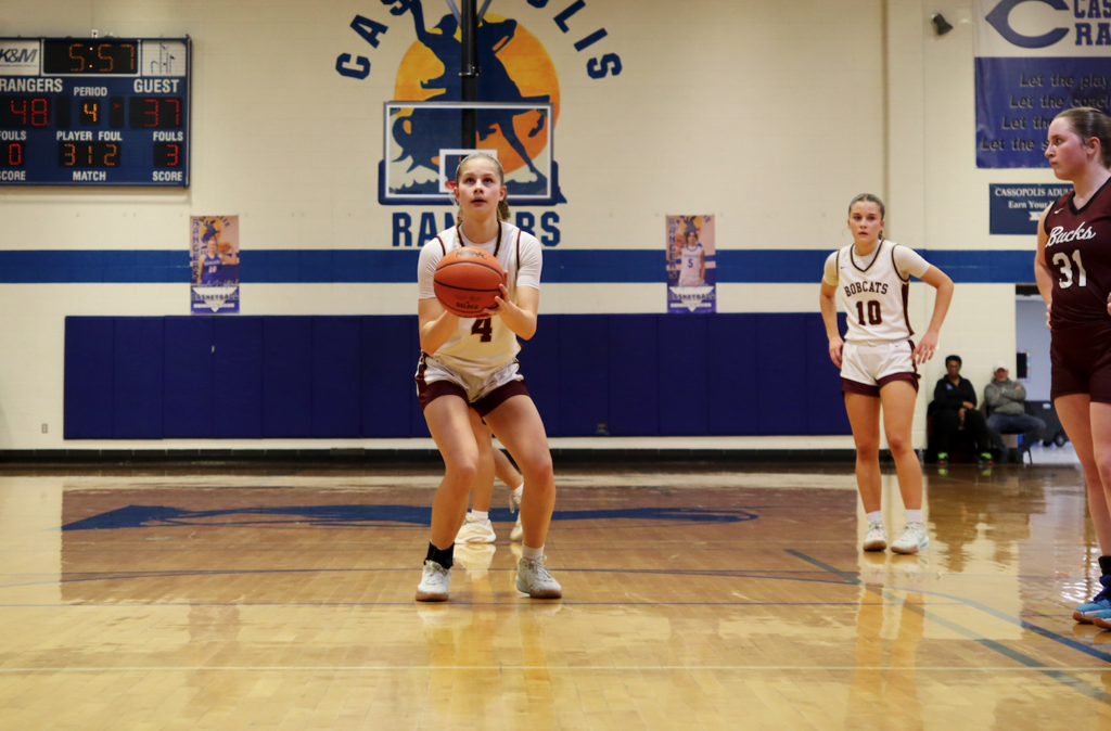 basketball player throwing free throw