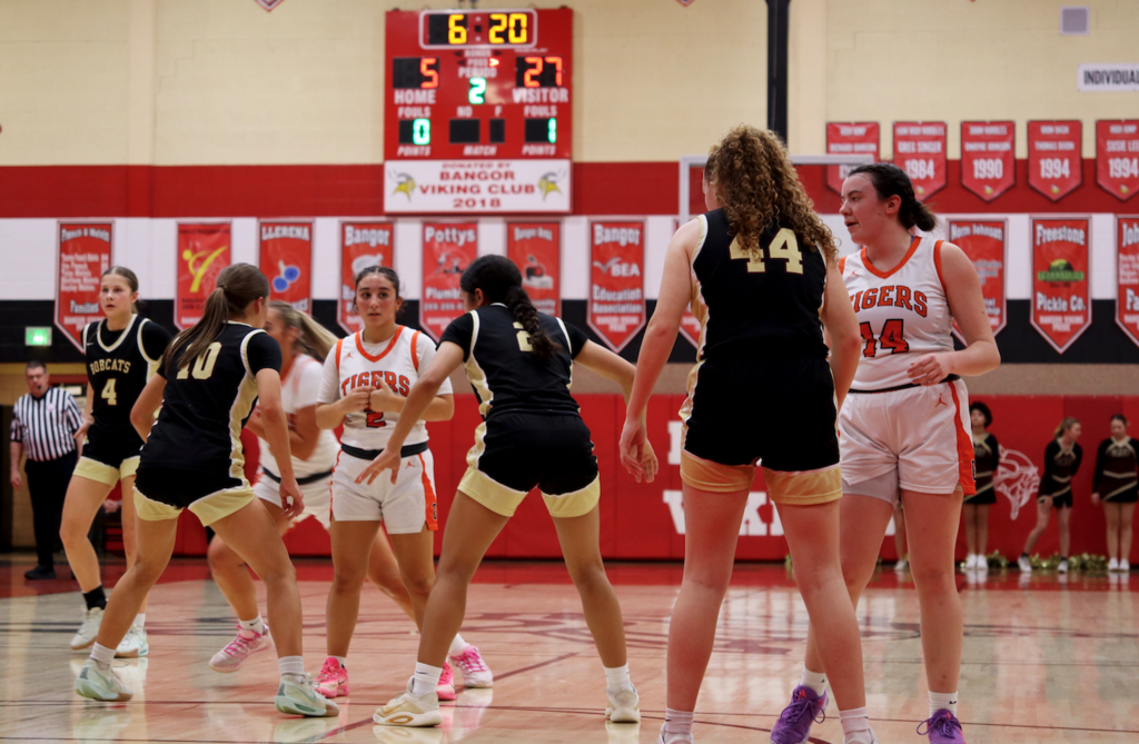 basketball players defending each other