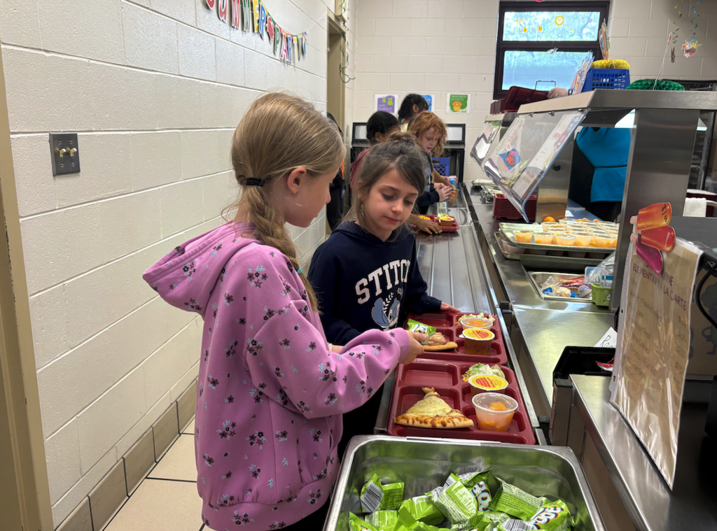 kids getting lunch