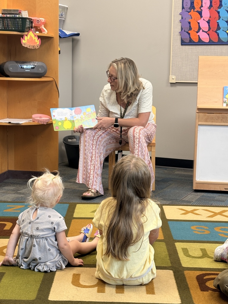 Amanda Lezotte reading to little kids at the library