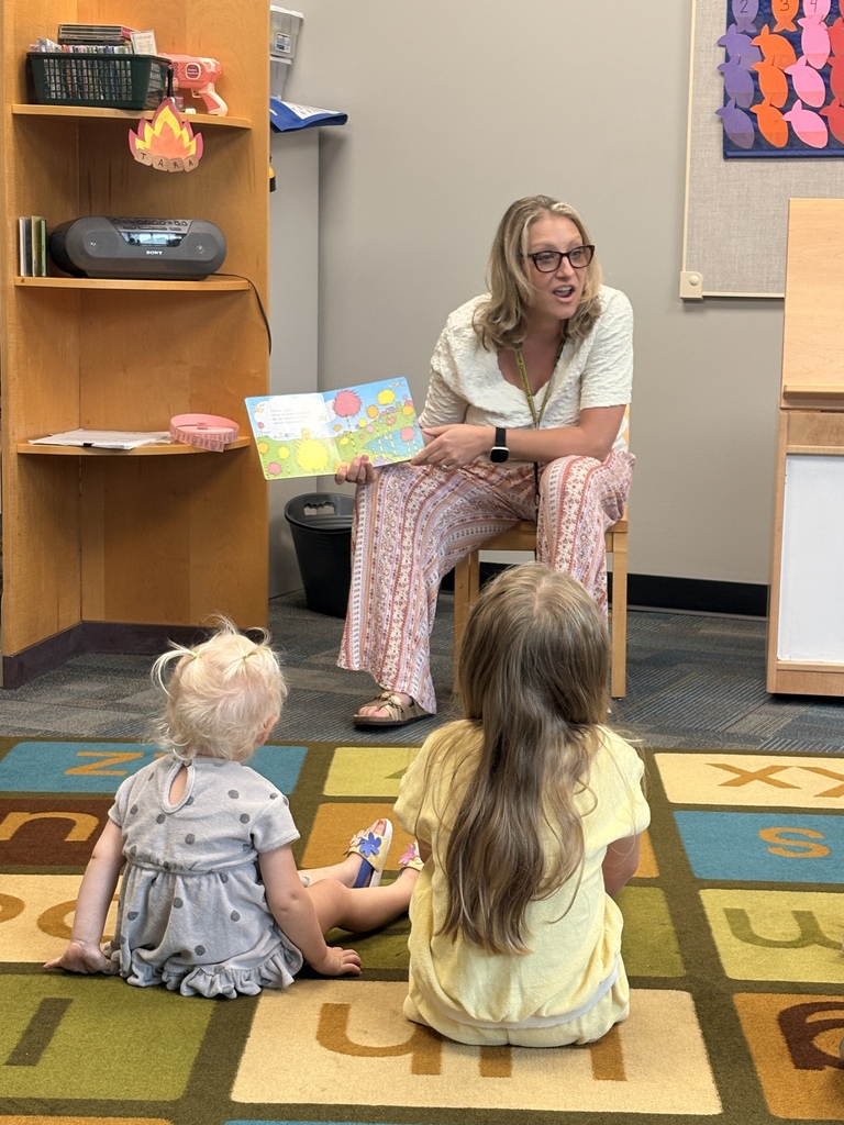 Amanda Lezotte reading to little kids at the library