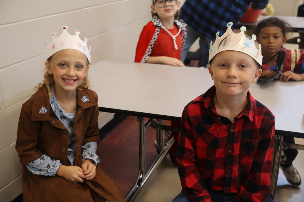 little girl dressed up as princess and boy dressed up as paul bunyan