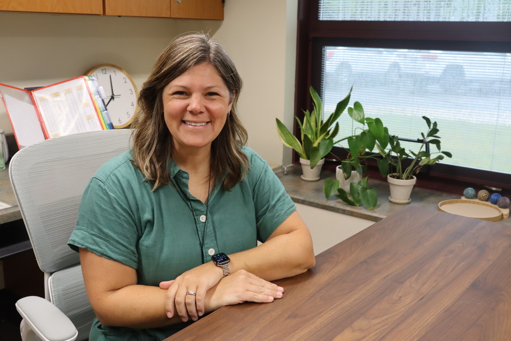 melissa foster sitting at her desk