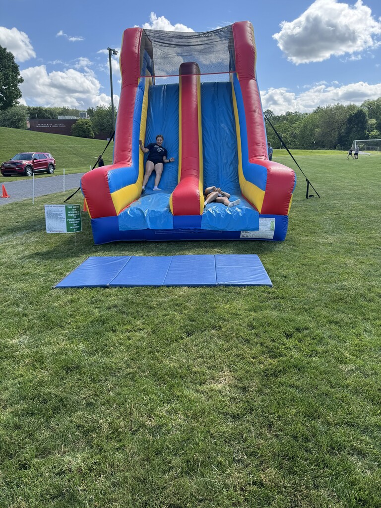 8th graders having fun at the 8th grade send off!