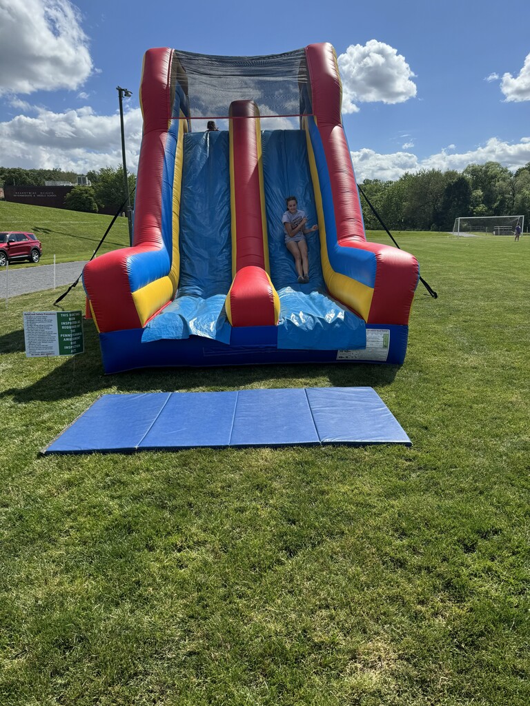 8th graders having fun at the 8th grade send off!