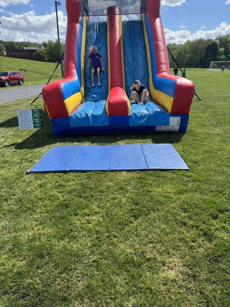 8th graders having fun at the 8th grade send off!