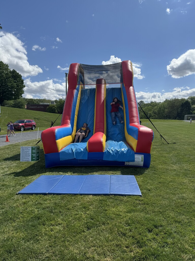 8th graders having fun at the 8th grade send off!