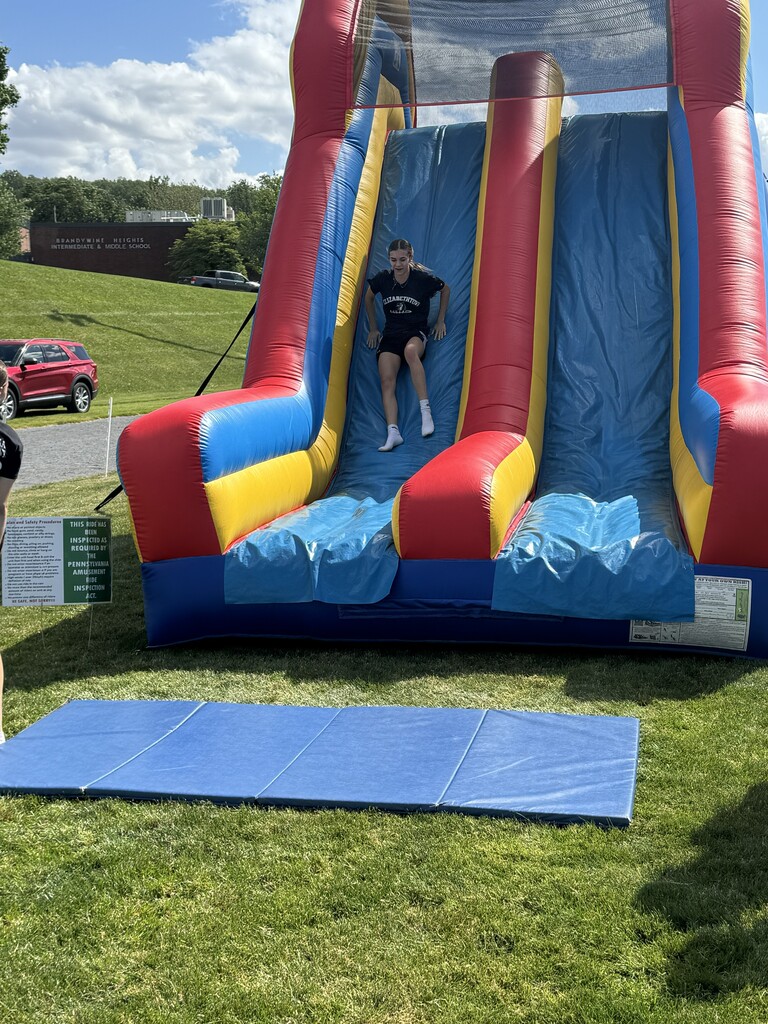 8th graders having fun at the 8th grade send off!
