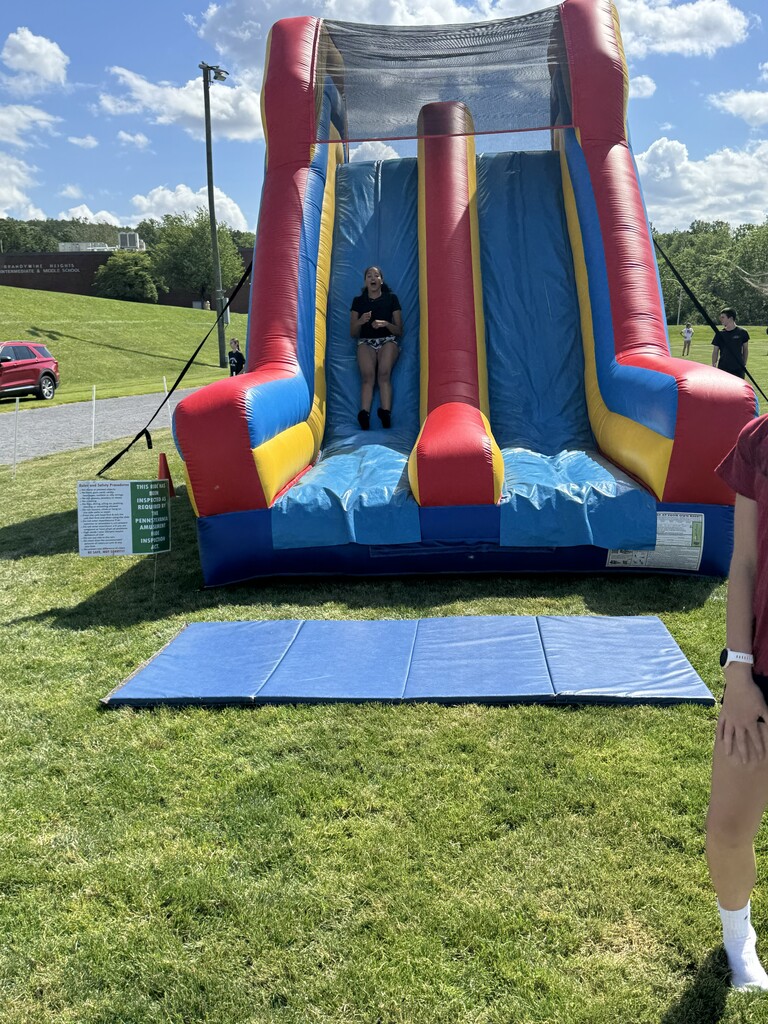 8th graders having fun at the 8th grade send off!