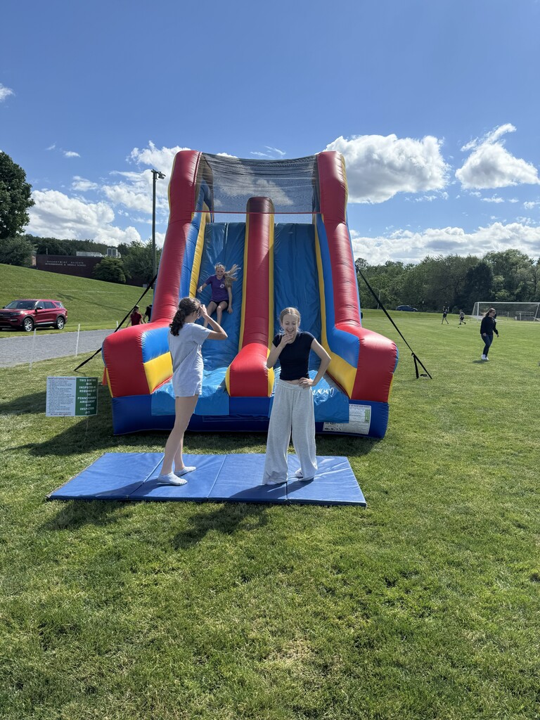 8th graders having fun at the 8th grade send off!