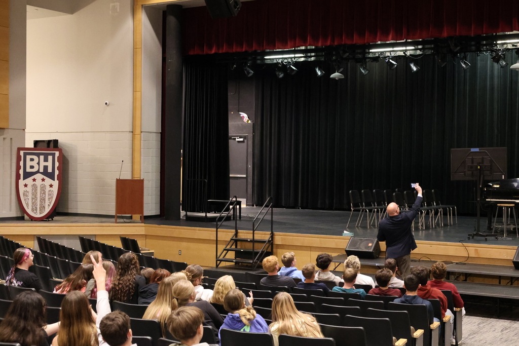 The Speaker from Kutztown University is taking a picture with the students