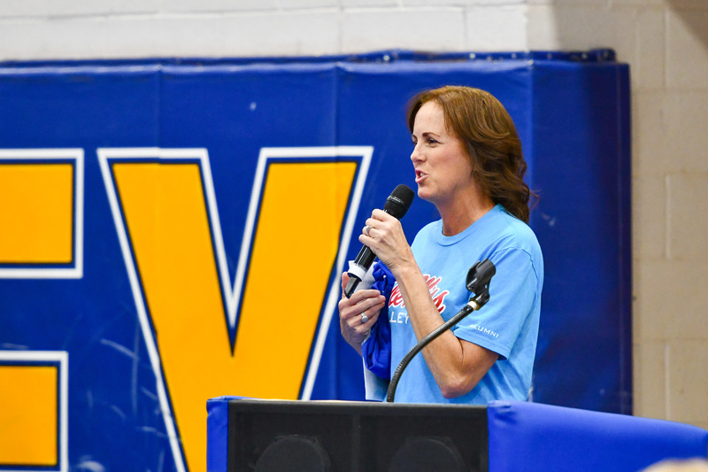 Hall of fame inductee speaks at ceremony.