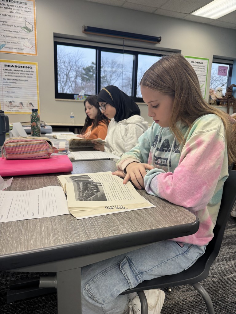 3 girls reading books