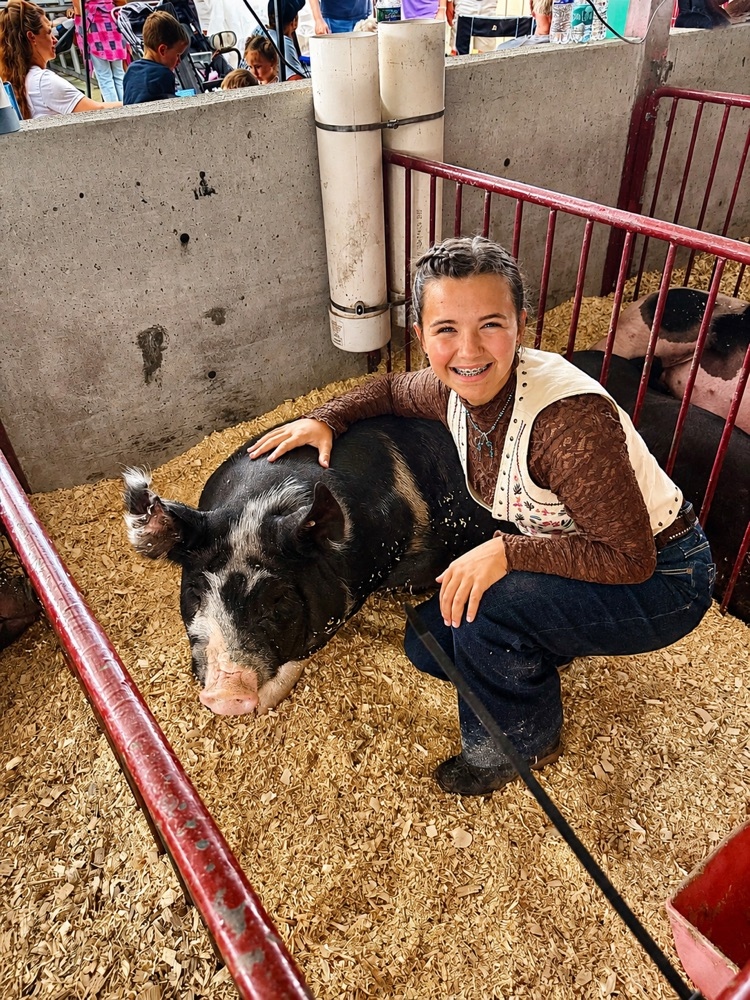 kid with pig