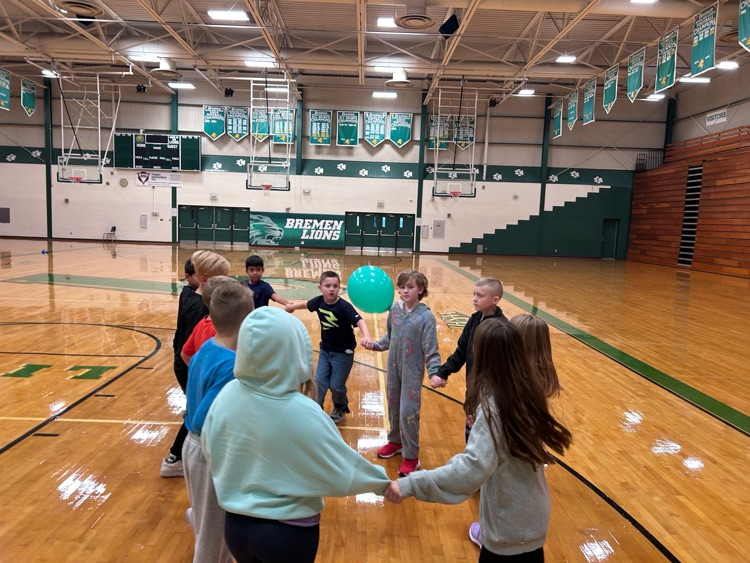 kids in circle with balloon