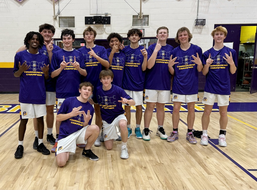 Boys Basketball team photo on court