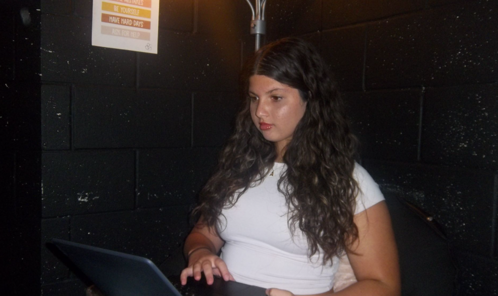 Study time: 9th grader Aliana Alvarado completes multiple choice practice questions in her english class. Alvarado loves to focus on this in class so she can do her best throughout the test. “I like to stay quiet during class so i can focus more,” Photo by: Matthew Trazzera