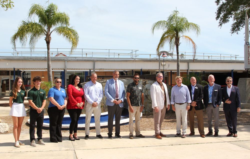 Board members, students from Cocoa Beach, Florida Institute of Technology President Dr. John Nicklow  and  Congressman Haridopolos tour the Cocoabeach Aquascience program