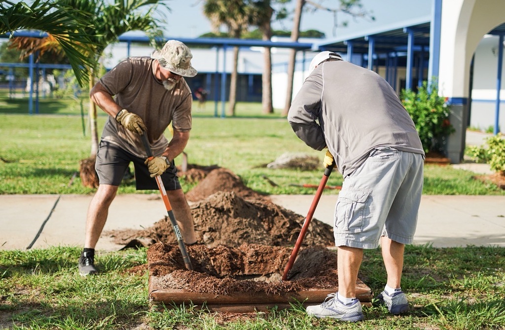 Grove volunteers