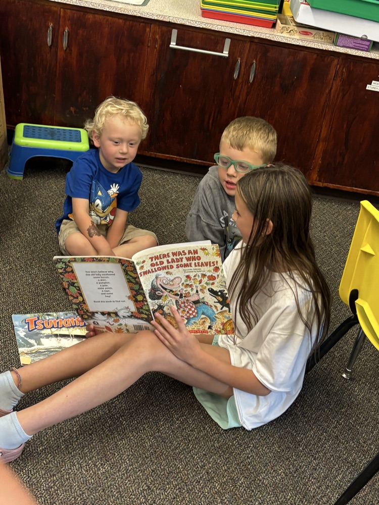 5th - Reading buddies with PreK! 📕