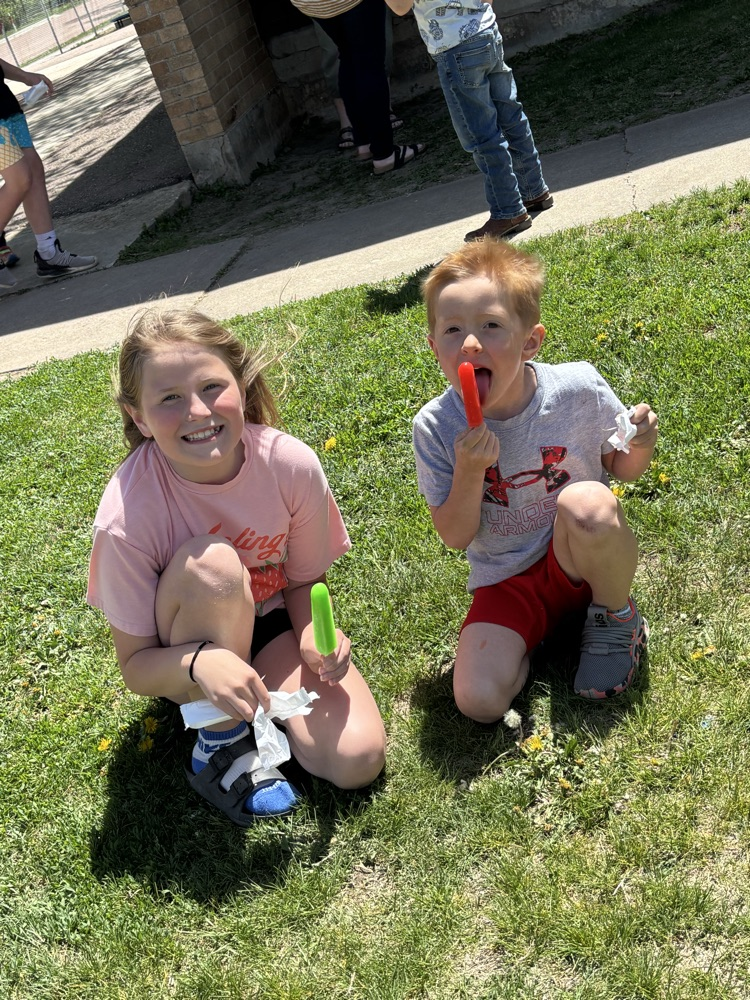 Popsicles and playtime with our reading buddies! ☀️
