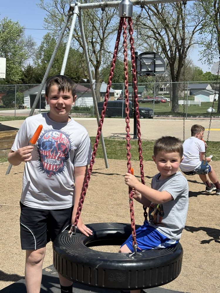Popsicles and playtime with our reading buddies! ☀️