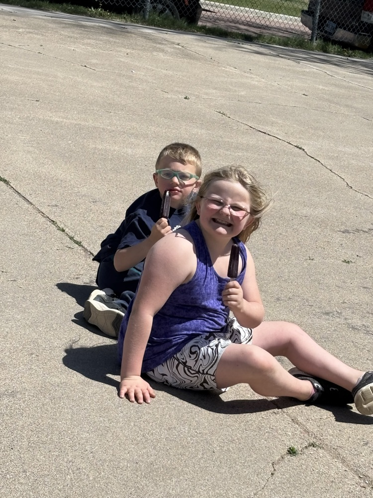 Popsicles and playtime with our reading buddies! ☀️