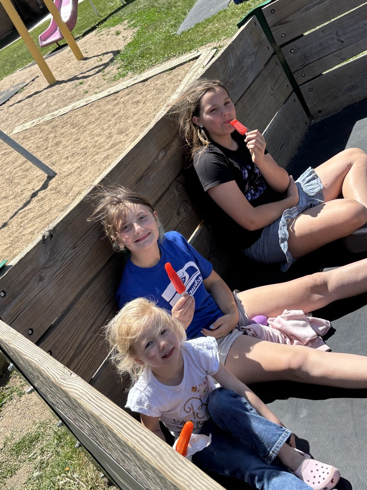 Popsicles and playtime with our reading buddies! ☀️