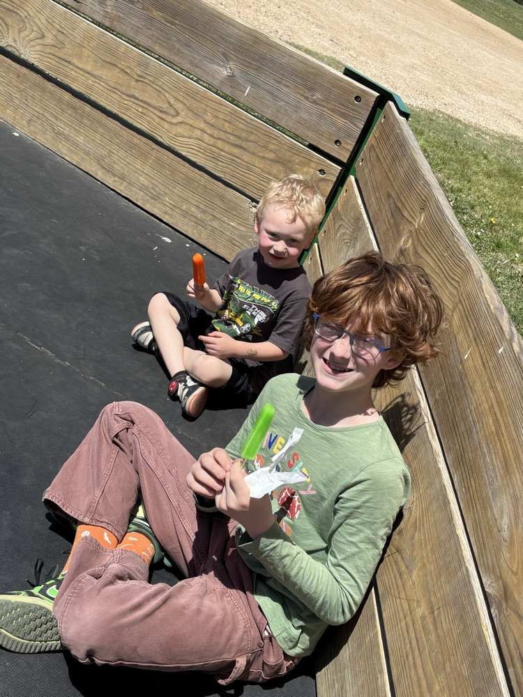 Popsicles and playtime with our reading buddies! ☀️