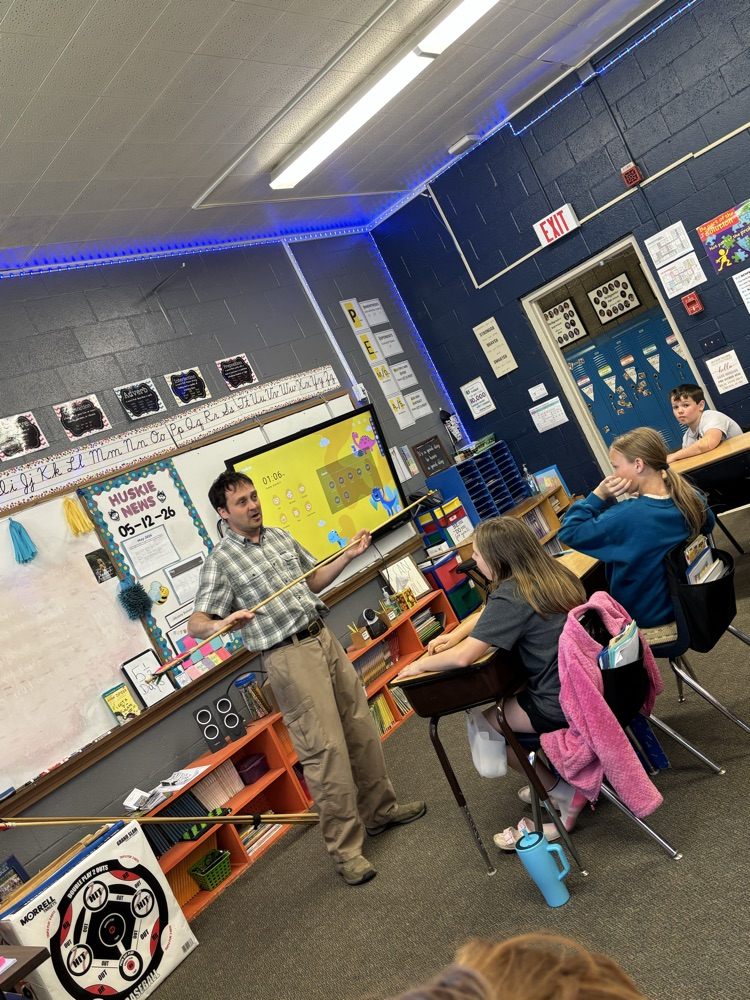Mr. Beach taught the students how to throw an atlatl today! 🎯 They had so much fun!🤩
